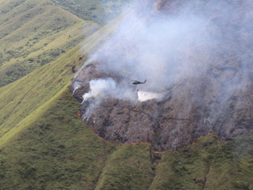 Se apoyan labores de extinción de incendio en Cali con sistema Bambi Bucket