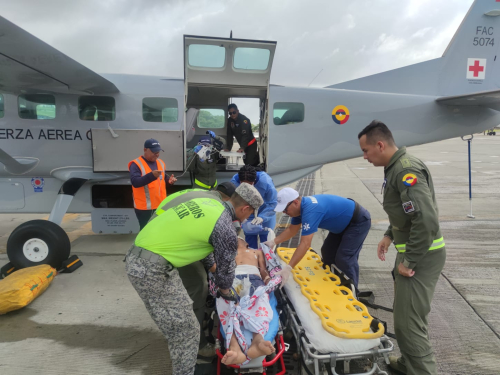 Con éxito, fue trasladado hombre mayor, en avión ambulancia de su Fuerza Aeroespacial Colombiana