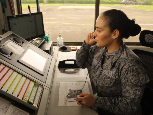 Controladores aéreos, una labor vital para la seguridad operacional 