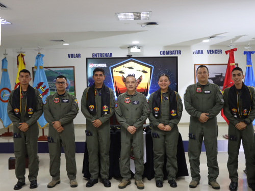 Alféreces se entrenan para convertirse en pilotos de helicóptero