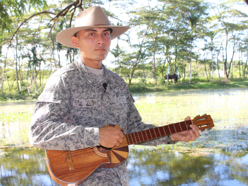 Joven orgulloso del folklor llanero presta su servicio militar en la Fuerza Aeroespacial Colombiana