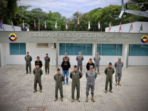 Participantes de CODEFEST AD ASTRA 2023, visitan el Comando Aéreo de Combate No.4c