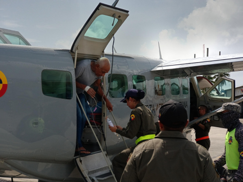 Adulto mayor, fue trasladado de Providencia a San Andrés, Isla por su Fuerza Aeroespacial Colombiana