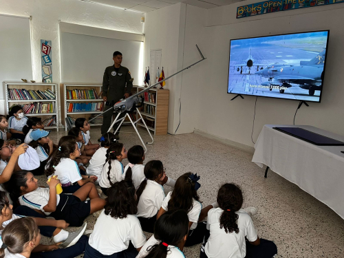 Su Fuerza Aeroespacial Colombiana comprometida con la educación de los jóvenes en el Atlántico