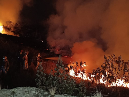 Fuerza Aeroespacial Colombiana realiza labores de control y extinción incendio en el municipio de Bojacá