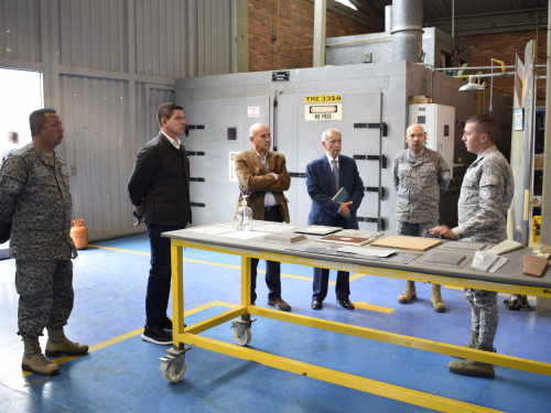 Excomandantes visitan las instalaciones del Comando Aéreo de Mantenimiento