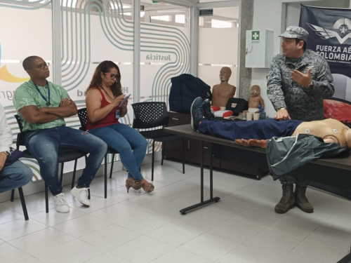 Fuerza Aeroespacial capacita en primeros auxilios a funcionarios del Aeropuerto de Medellín 