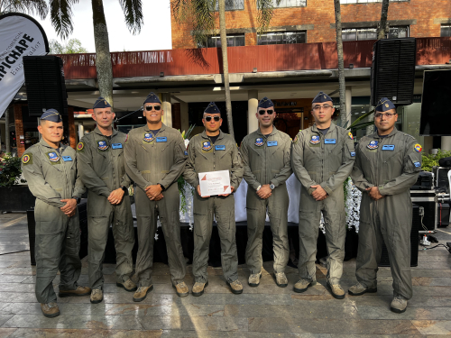 Tripulaciones de su Fuerza Aereoespacial Colombiana recibieron homenaje por su labor, en Cali
