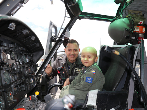Niño con diagnóstico de cáncer cumplió el sueño de volar con la Fuerza Aeroespacial Colombiana