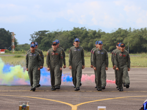 Por primera vez alumnos de T-27 Tucano y T-6 Texan vuelan solos
