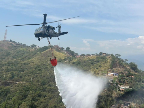 Helicóptero Black Hawk apoya a controlar focos de incendio forestal en Cali