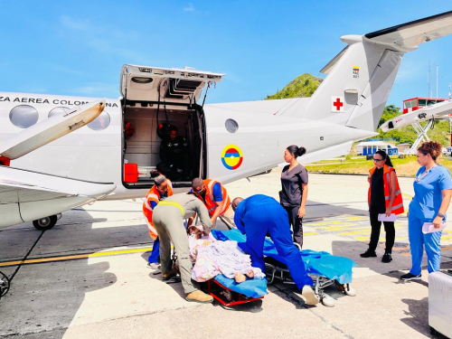 Mujer de la tercera edad trasladada de Providencia a San Andrés, Isla por su Fuerza Aeroespacial Colombiana