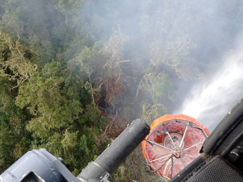 Continúan labores de extinción de incendio desde cielo y tierra en Icononzo, Tolima