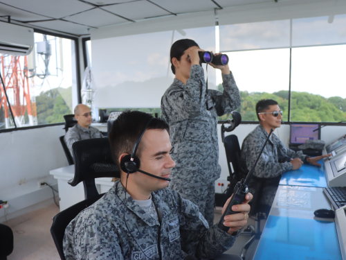 Los controladores que guían operaciones aéreas seguras para  salvar vidas en los llanos orientales
