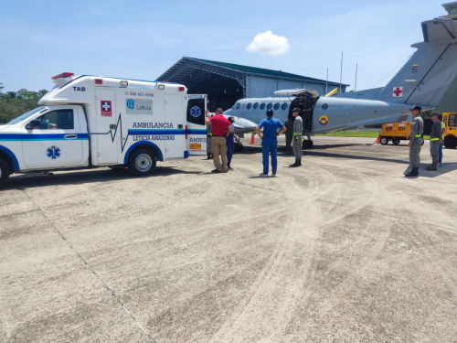 Con éxito, fue trasladado por su Fuerza Aeroespacial  hombre mayor que requería atención especializada 