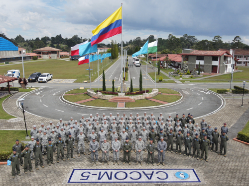 Futuros oficiales de la Fuerza Aérea de Chile visitaron la Casa de los Halcones Valientes 