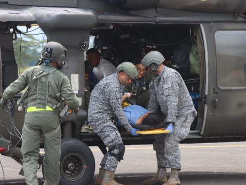 Gestante con dificultades médicas fue transportada por su Fuerza Aeroespacial 