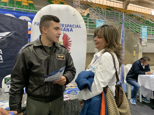 En el marco de las actividades conmemorativas de los 104 años de la Fuerza Aeroespacial Colombiana, integrantes del Comando Aéreo de Mantenimiento llevaron a cabo una actividad de acercamiento con los habitantes del municipio de Mosquera, Cundinamarca.