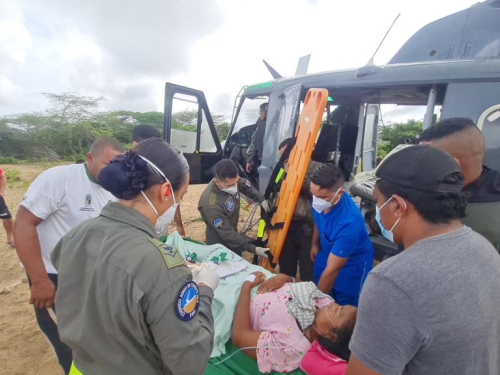 Indígenas Wayuu fueron evacuados por su Fuerza Aeroespacial Colombiana, en La Guajira. 