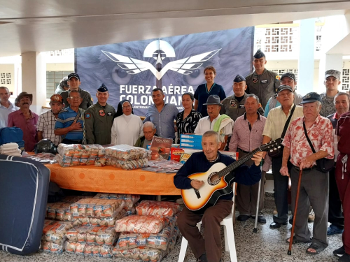 Abuelitos recibieron con alegría la visita de su Fuerza Aeroespacial Colombiana   