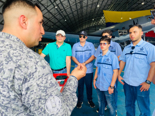 Para conocer las capacidades en mantenimiento de su Fuerza Aeroespacial, el Servicio Nacional de Aprendizaje visita el Comando Aéreo de Combate No.1