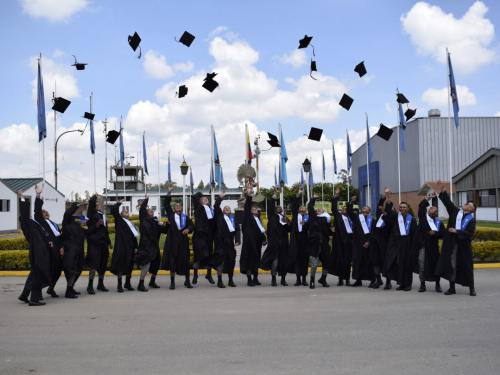 19 soldados graduados como bachilleres en la Base Aérea de Madrid, Cundinamarca