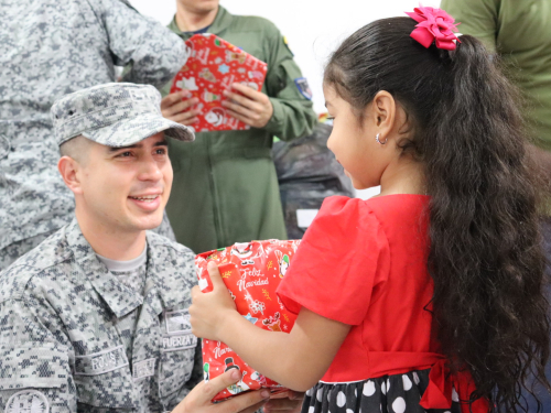 Niños y niñas de Cali recibieron regalos de navidad a través de la “Operación gratitud” 