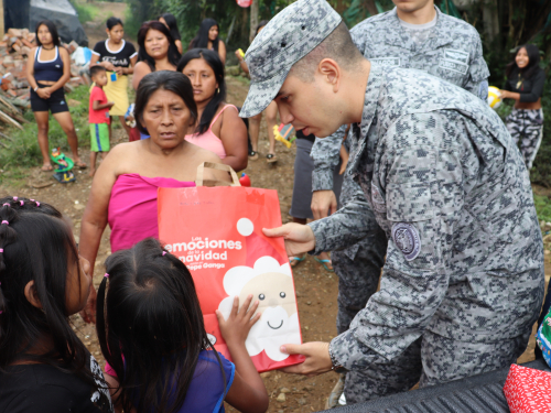 Fuerza Aeroespacial Colombiana continúa regalando sonrisas en época de fin de año  