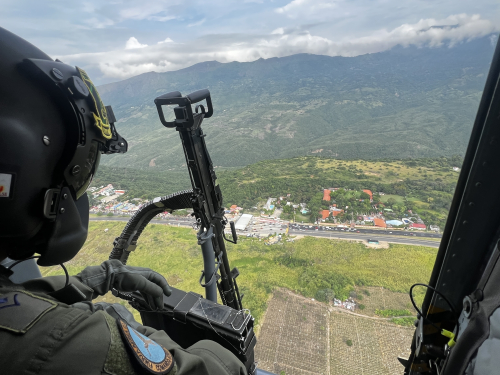 La Fuerza Aeroespacial adelanta operaciones en las principales vías del centro del país