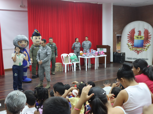 Niños reciben la Navidad con su Fuerza Aeroespacial 