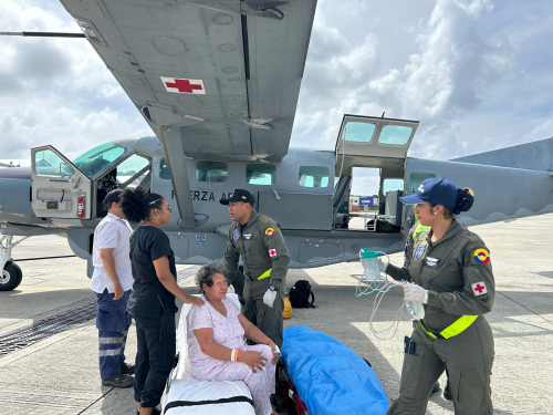 Mujer de 78 años trasladada de Providencia a San Andrés, isla por su Fuerza Aeroespacial Colombiana