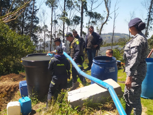 Fuerza Aeroespacial Colombiana brinda suministro de agua potable a Zipacón ante emergencia hídrica