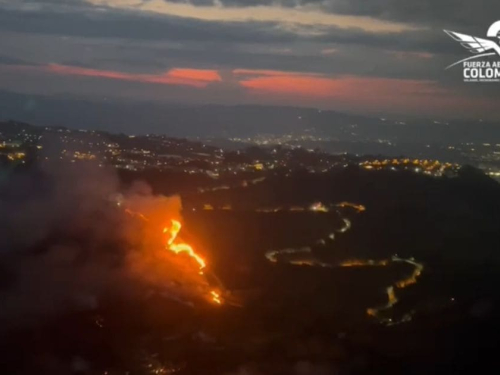 Labores  de extinción de incendios en Santander, son apoyadas por helicópteros de su Fuerza Aeroespacial Colombiana