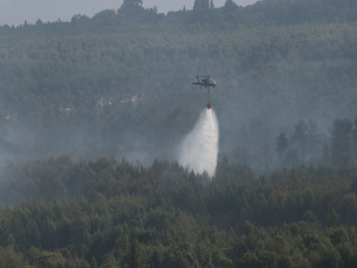 117 descargas de agua con el sistema Bambi Bucket ha realizado la Fuerza Aeroespacial sobre incendio en Tausa, Cundinamarca