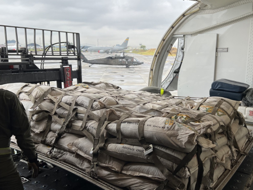 Insumos agrícolas para víctimas del conflicto armado llegan al Guainía en aeronave de la Fuerza Aeroespacial 
