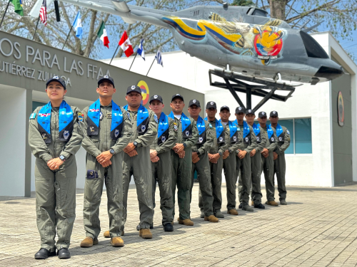 Alumnos internacionales avanzan en su entrenamiento como pilotos de helicóptero en Colombia