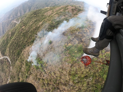 Fuerza Aeroespacial Colombiana continúa apoyando labores de extinción del incendio en Santa Fe de Antioquia