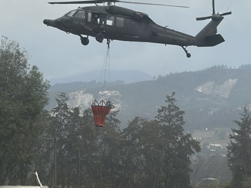 Con sistema Bambi Bucket la Fuerza Aeroespacial ataca incendio en Corrales, Boyacá