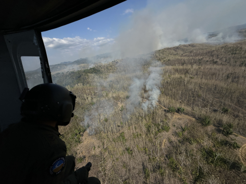 Incendio de gran magnitud en Sucre, es apoyado desde el aire por la Fuerza Aérea Colombiana