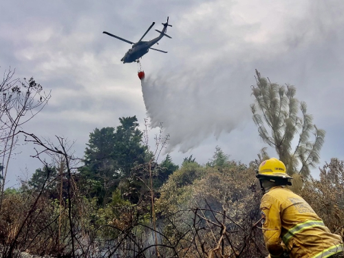 Labores de extinción de incendios en Yumbo, Valle del Cauca son apoyadas por su Fuerza Aérea Colombiana