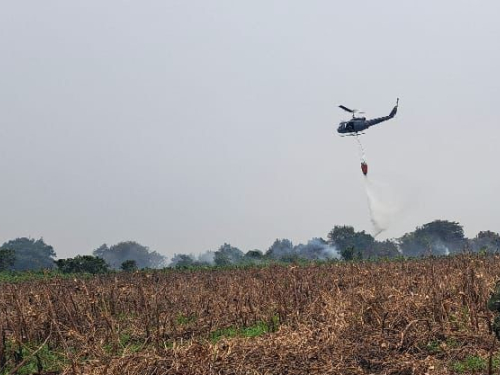 Desde aire y tierra, continúan labores de extinción de  incendios forestales en Arauca