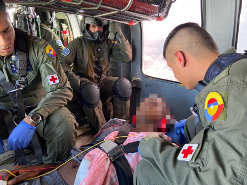 Joven gravemente herido por mina antipersona es trasladado por su Fuerza Aérea hacia Medellín
