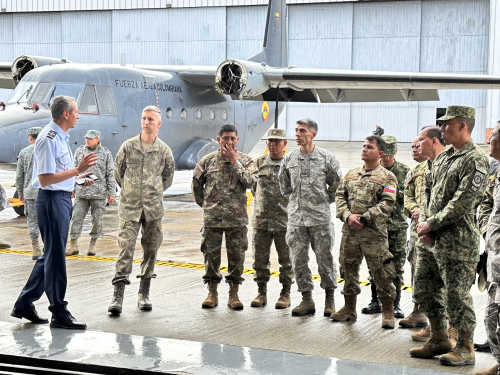 Secretarios militares de agregadurías extranjeras visitan la Unidad encargada del mantenimiento de las aeronaves