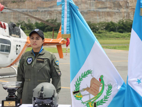 Oficiales latinoamericanos entrenados en Colombia, vuelan solos por primera vez en un helicóptero TH-67