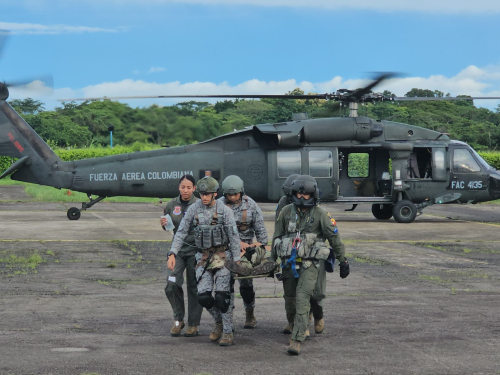 Exitosa evacuación aeromédica en helicóptero Black Hawk de su  Fuerza Aérea Colombiana