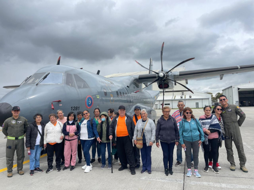 Adultos mayores de la localidad de Fontibón en Bogotá conocieron capacidades de la Fuerza Aérea Colombiana