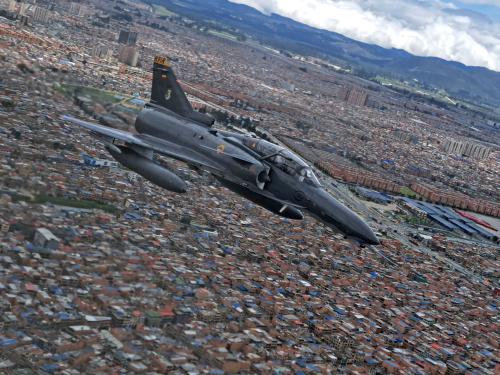 Preparación de la Fuerza Aérea Colombiana para revista aérea del Día de la Independencia Nacional
