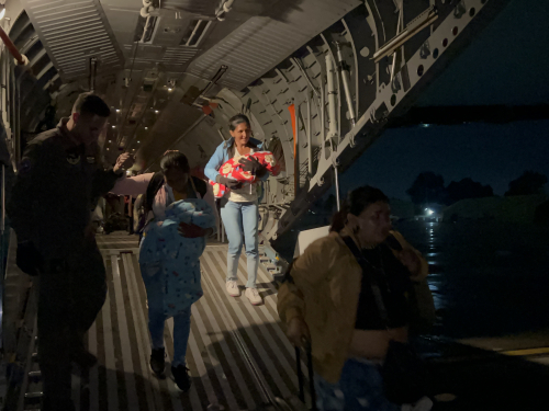 Pacientes del programa “Operación sonrisa” llegaron a Bogotá en aeronave de la Fuerza Aérea