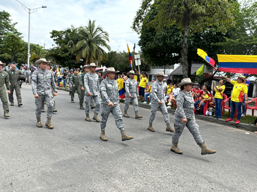 Villavicenses ondearon la bandera tricolor y conmemoraron el día de la independencia nacional