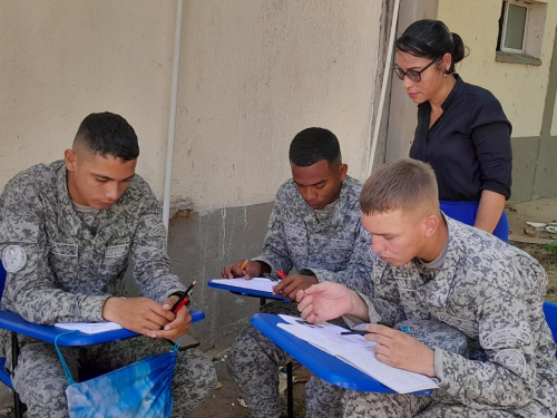 Soldados de la Fuerza Aérea Colombiana estudian su bachillerato mientras prestan su servicio militar